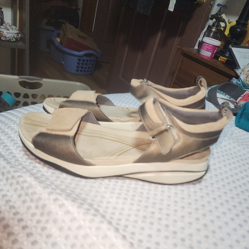 MBT PIA EUC WOMENS SZ 11   TAN SUEDE ROCKER TONING WALKING SANDALS